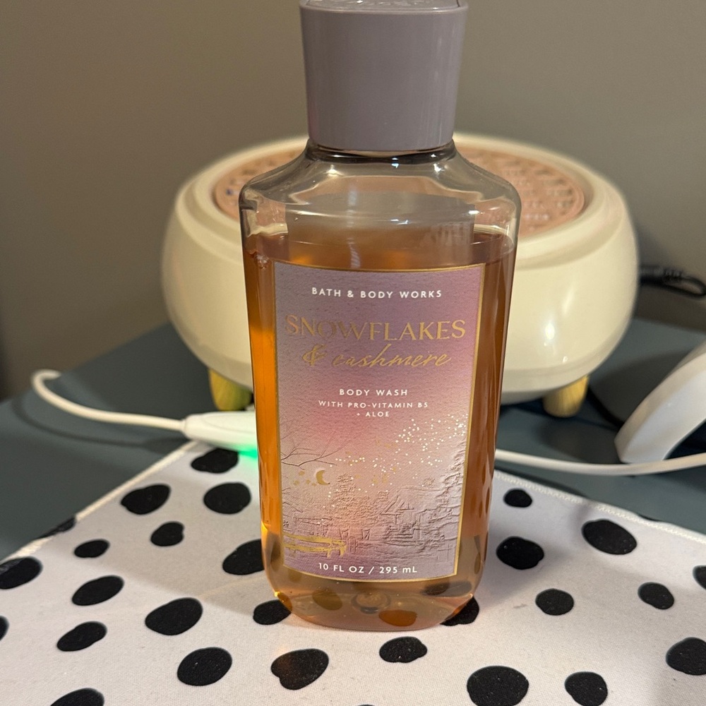 Bath & Body Works Snowflakes & Cashmere Body Wash - Gold